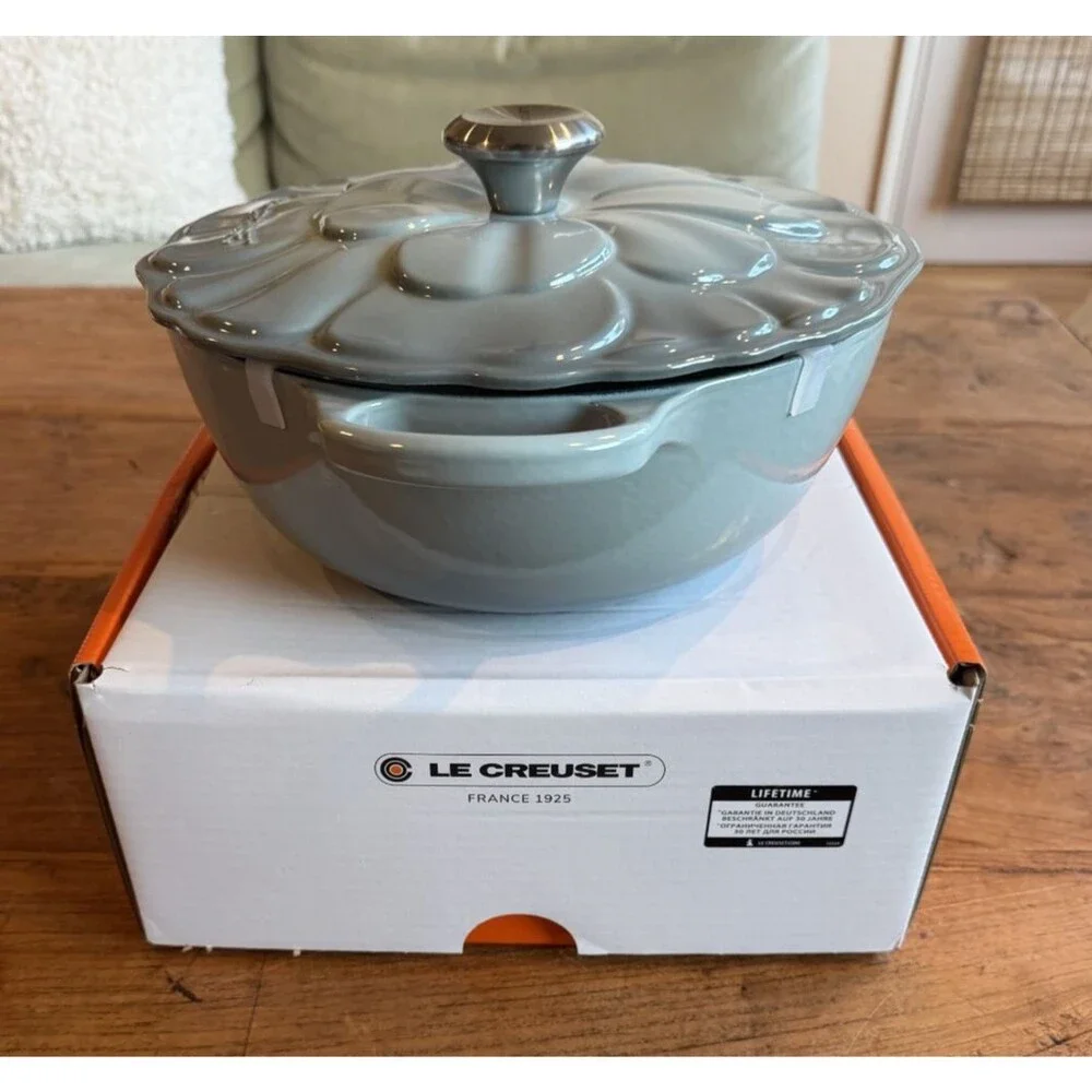 Le Creuset Enameled Cast Iron Round Petal Soup Pot 26 cm 4.5 qt Sea Salt NEW NIB